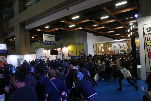 空いている席を目指してダッシュする来場者