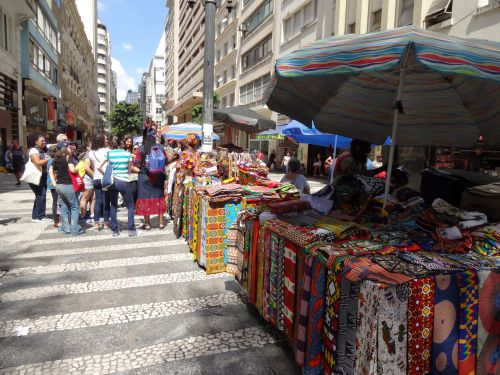 アフリカ雑貨の露店が並ぶ通り