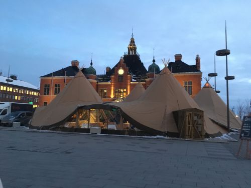 ウメオ市内中心部にはサーミの伝統的なテントが張られ、なかではトナカイ肉料理などが提供されています。