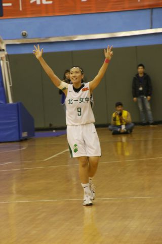 最終戦でスリーポイントシュートを決め、ポーズをとる宋淑萍