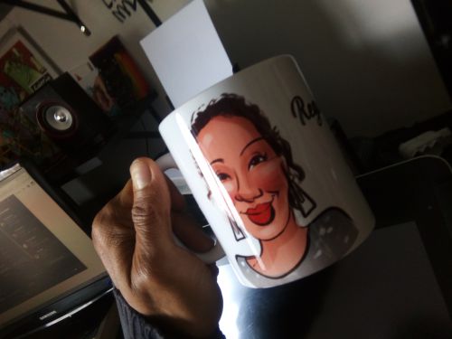 贈る相手の似顔絵の描かれたマグカップのプレゼント