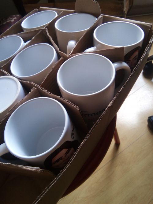 プレゼントするお客さんそれぞれの似顔絵がデザインされたマグカップ