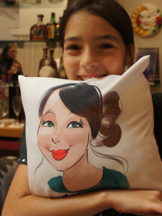 自らの似顔絵入りのクッションを持つブラジル人女性