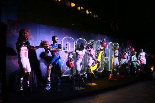 男女4強の選手の像