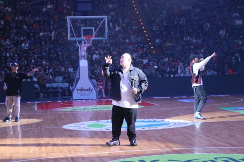 男子決勝のハーフタイムに行われた頑童MJ116のライブより