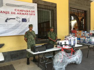 市役所入口の交換所