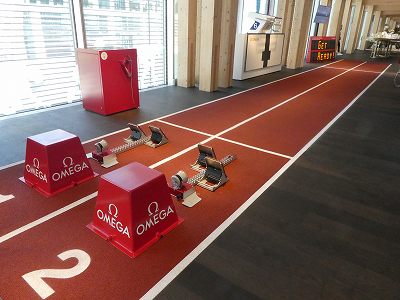 オリンピックの陸上競技で使用されている、スターティングブロックと、ピストル型スタート信号機。実際にタイムを計って遊ぶことができます！