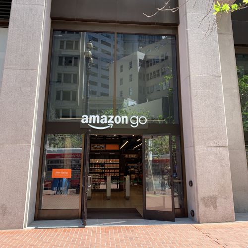 サンフランシスコ市内のオフォス街にたたずむアマゾン・ゴー
