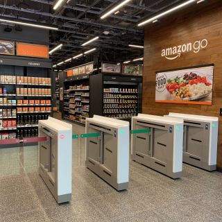 この改札機にアプリを開いてかざします