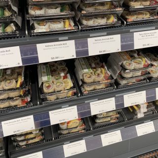 ホールフーズの商品も陳列されてます