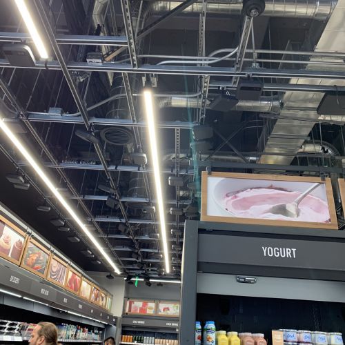 天井にしきつめられてる多くのカメラ