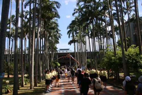 奥にある校舎が申し込み会場