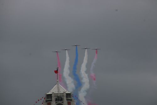 3色の噴射煙をあげて登場