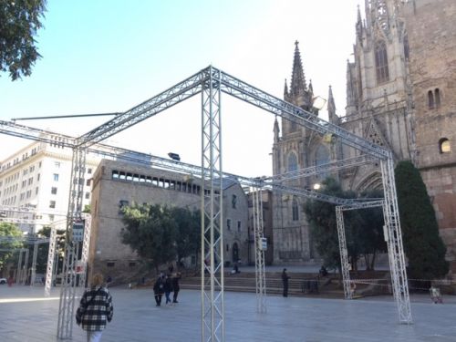 カテドラル前広場にクリスマスマルシェの準備が始まった11月19日に撮影