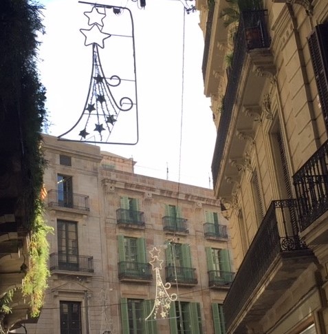 イルミネーションの飾りが取り付けられたゴチック地区の狭い路地にて撮影