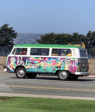 サンフランシスコ市内ではこのようなヒッピー風なワゴンにもお目にかかれます