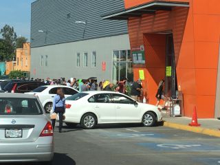 お肉屋さんへの入店待ちの列