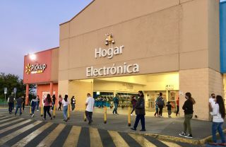 大型スーパーにも閉店間際の入店待ちの列