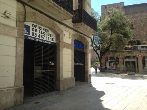 テナント募集の文字が街のあちこちで見られるようになりました。