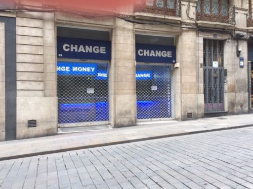 観光客が行き交うメイン通りの両替所は閉ざされ、通行人も疎らです。