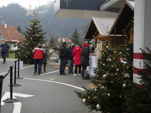 このミニクリスマスマーケットでは、屋台が4つ出ていましたが、閑散としていました。