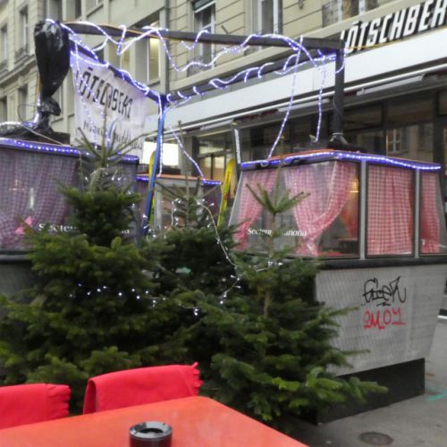 レストランの外の通りに設置されている、ゴンドラリフト。（独語圏ベルン州）