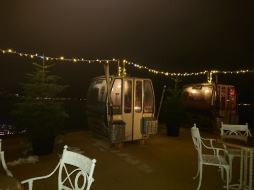 このレストランでは、テラスにゴンドラリフトが3台設置。（仏語圏ヴォ―州）