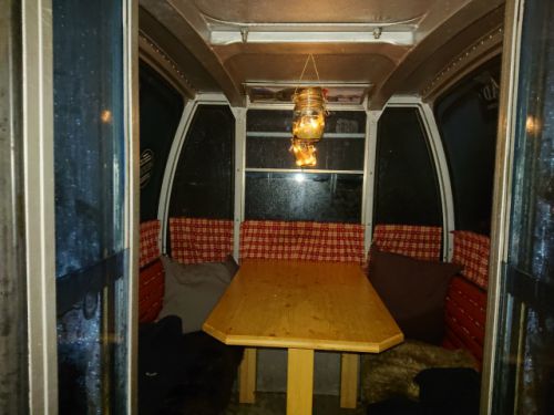 内部には、テーブルやクッション、毛皮の座布団が敷かれたベンチが！