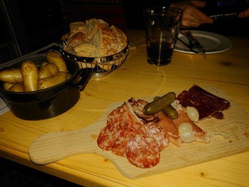 ゴンドラ内で、スイスの郷土料理をいただきます。