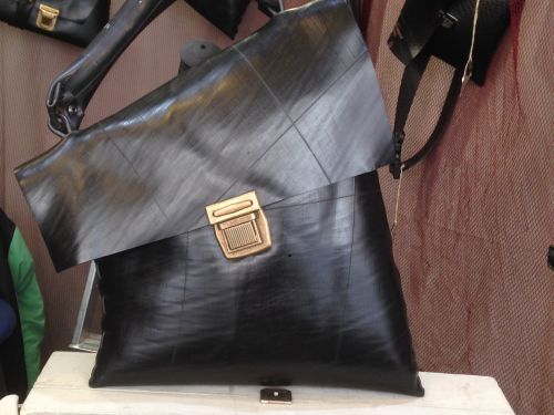 トラックのタイヤチューブで作った鞄。制作時間は3〜4時間もかかる。