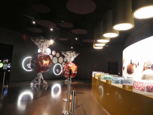 ツアーの終わりには、リンツの人気商品の一つリンドールが、食べ放題！