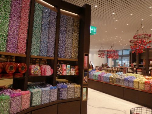 ミュージアム内にはカフェや、大きなショップも。