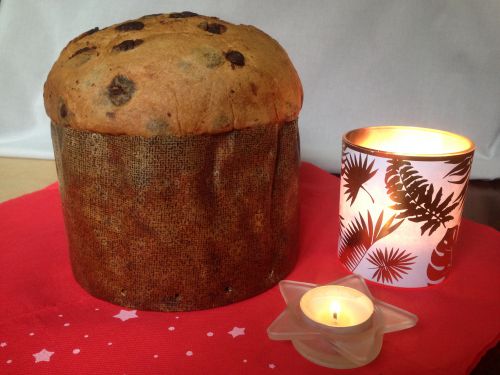 パネトーネ。高さ20cmはある大きいパンで、みんなで切り分けいただく。