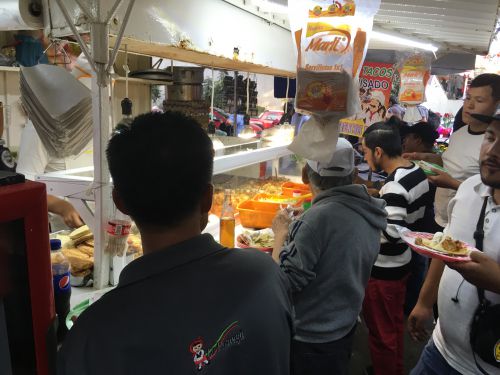 賑わう駅前タコススタンド