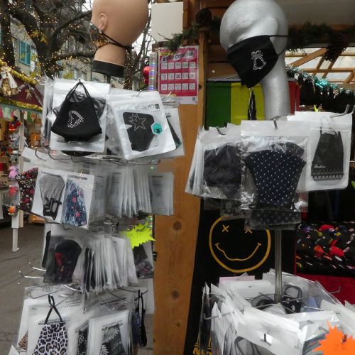 工芸品やクリスマス商品の中、マスクを販売する屋台が出現していたのは、今年ならでは。