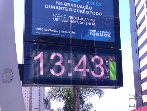 時刻と気温、空気質が表示されたプレートに空気質が「BOA（良い）」と表示された様子