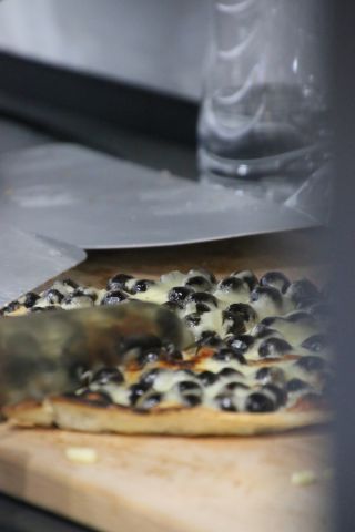 試食したタピオカピザ　　＊日本でいうLサイズで150元（約541円）