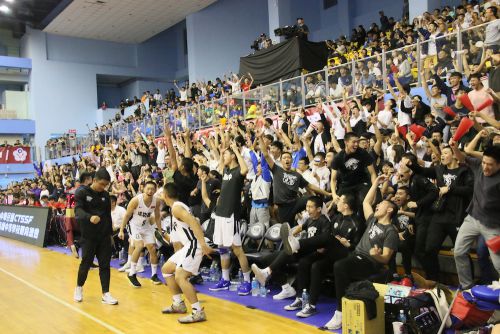 盛り上がるベンチと応援席