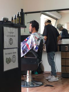 小さな店内には椅子が３つだけ