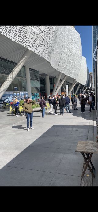 キッチンカーに並ぶ人達。いつもの半分の列。やはりコロナの影響。