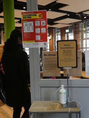 レストランの入り口には、コロナ感染予防ポスターが貼られ、消毒液も置かれていました