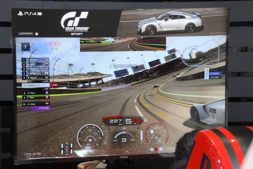 車の購入とは縁がない人や子供には欠かせないゲームによる体験コーナー