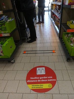 ウィルス感染を避けるため、人同士の物理的距離を２ｍ空けることになっており、レジ待ちの列も２ｍ感覚で