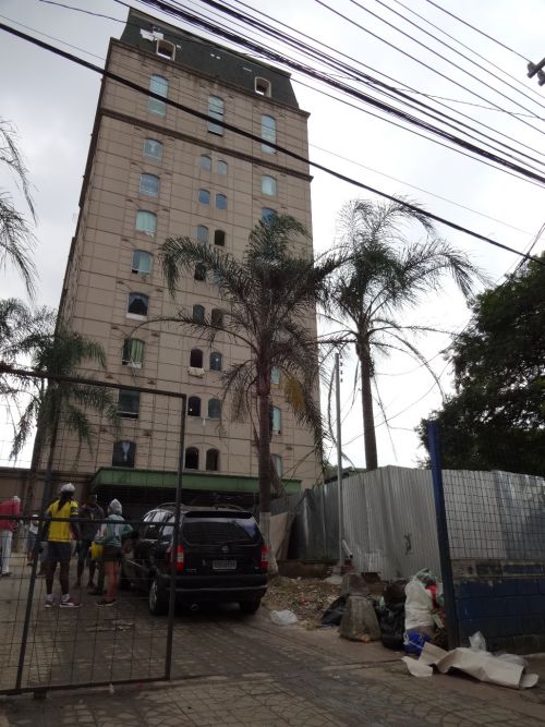 ９０％が外国籍の難民と移民である４００家族が３００室に暮らす元ホテルのビル