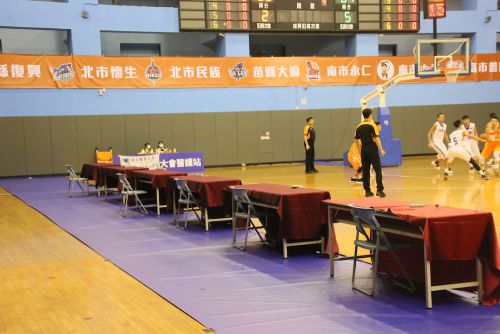 社交的距離を保った記者席の配置