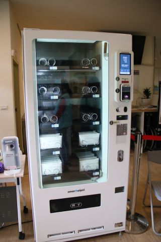 中型の自動販売機