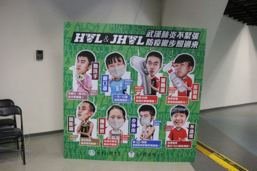 高校の男女6強に入ったチームのキャプテンの啓発ボード