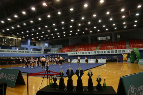 トロフィー越しのリハーサル風景