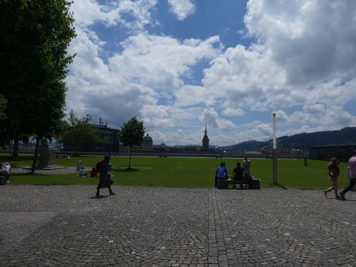 晴れた週末に、外でのんびりする人々。マスク着用者は筆者も含めゼロでした。