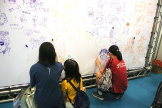 落書きコーナーで書き込む人たち